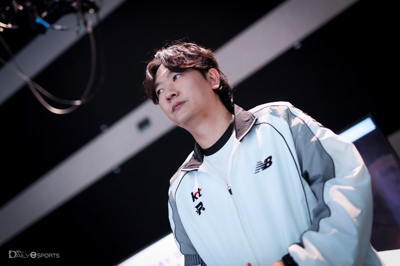 'JM' 김정민이 부상투혼 속 '샤이프' 김승환에 역전승을 거뒀다.