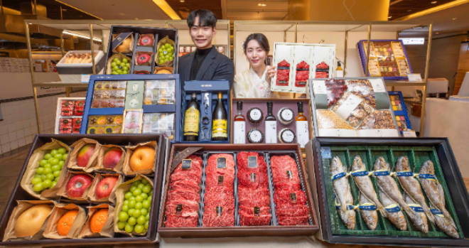 서울 강남구에 위치한 현대백화점 무역센터점에서 직원들이 2026년 설 선물세트 주요 상품들을 소개하고 있다