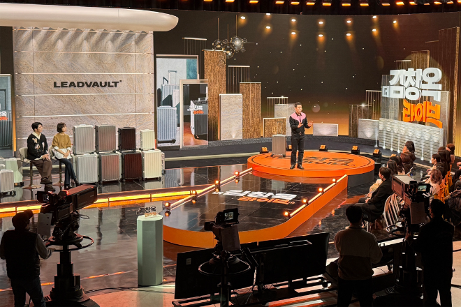 CJ온스타일을 대표하는 셀러 (왼쪽부터) 이민웅, 박혜연이 콘텐츠 커머스 IP 〈대국민 쇼핑 솔루션 더 김창옥 라이브〉를 진행하고 있다.