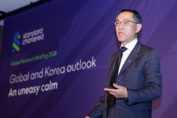 지난 23일 서울 종로구 포시즌스호텔에서 열린 ‘2026 글로벌 리서치 브리핑’행사에서 슈앙 딩(Shuang Ding) SC그룹 범중화권·북아시아 경제 리서치 헤드가 중국 경제 전망에 대해 설명하고 있다