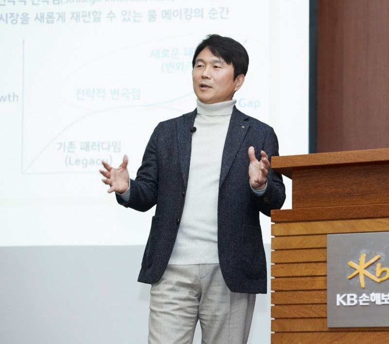 지난 23일, KB손해보험 인재니움수원에서 열린 ‘2026년 상반기 경영전략회의’에서 KB손해보험 구본욱 사장이 경영진 및 부서장을 대상으로 ‘명작(名作)의 완성을 위한 여정’을 주제로 특강을 진행하고 있다./KB손해보험