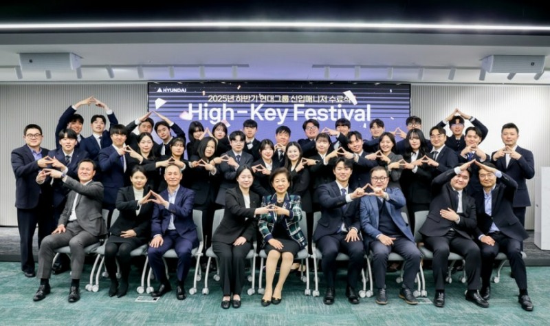 현정은 현대그룹 회장(첫줄 왼쪽에서 다섯번째)이 지난 23일 현대그룹 사옥에서 열린 ‘신입사원 입문 교육수료식’에 참석해 신입 매니저를 격려하고 있다./사진=현대그룹