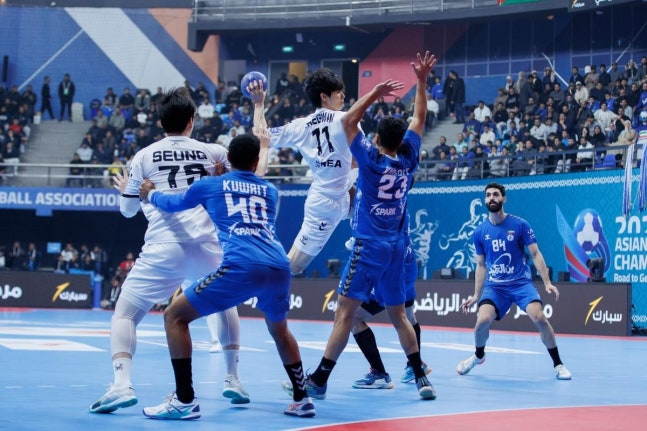 쿠웨이트 전에서 슛을 시도하는 한국 김태관