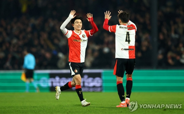 기뻐하는 황인범(왼쪽) / 사진=연합뉴스