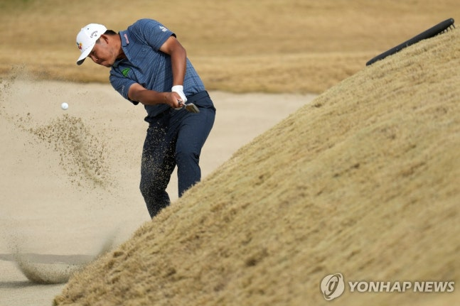 벙커샷 시도하는 김시우 / 사진=연합뉴스