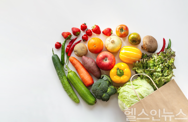 겨울철 면역력을 지키기 위해서는 비타민 C가 풍부한 감귤류와 항산화 성분이 가득한 채소류를 골고루 섭취해 신체 방어력을 뒷받침해 주는 것이 중요하다. (이미지 제공=클립아트코리아)