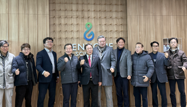 전광현 제뉴원사이언스 대표이사(왼쪽 네 번째)와 최민호 세종특별자치시장(왼쪽 다섯 번째)이 ‘찾아가는 산업단지 현장 소통 간담회’ 기념사진을 촬영하고 있다. (사진 제공=제뉴원사이언스)