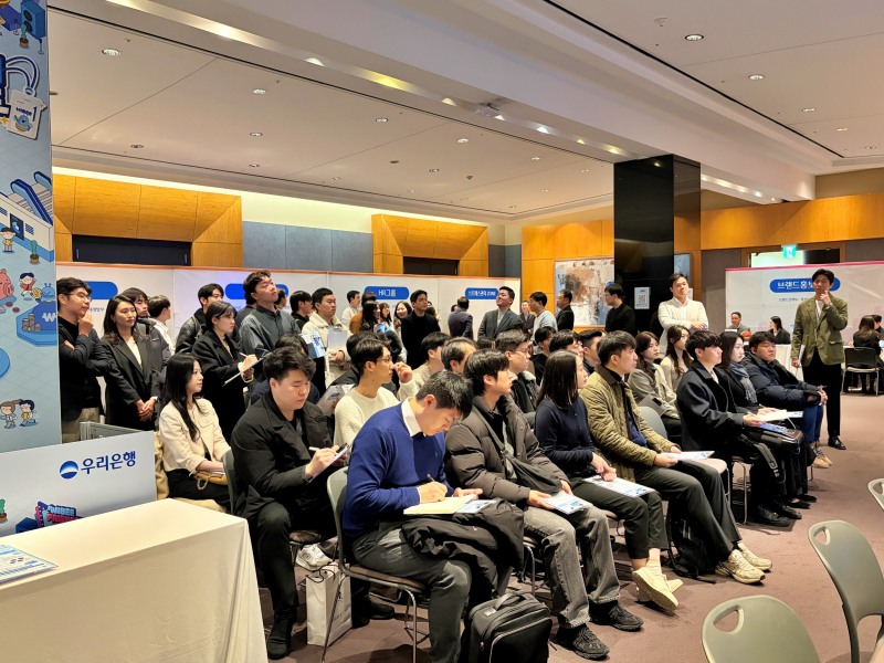 지난 24일 삼성동 코엑스에서 개최된 ‘Woori Career EXPO 2nd’에 참석한 우리은행 직원들이 관심있는 사업그룹의 현직자에게 상담을 받고 있다./우리은행