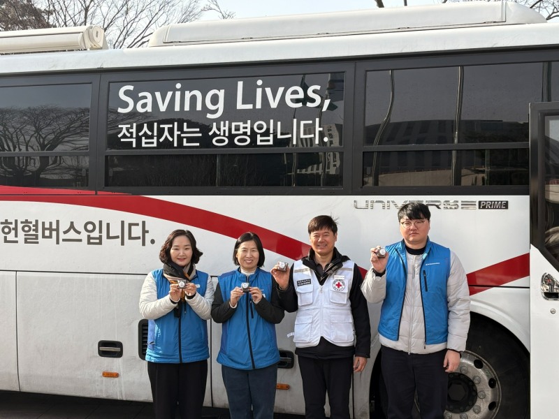 아산시청 헌혈차량 앞 행사 관계자 단체 촬영 (아산시 제공)