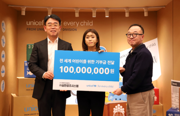 ㈜삼한공조시스템 김미선 대표(가운데)와 삼성전자 한국총괄 오치오 부사장(왼쪽), 유니세프 한국위원회 조재성 사회공헌본부장(오른쪽) (사진제공=유니세프 한국위원회)
