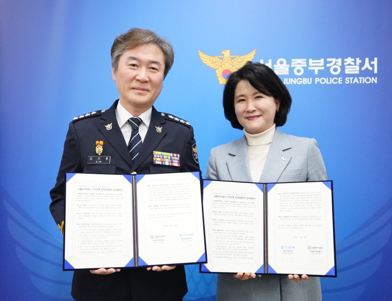 지난 26일 ‘피싱 범죄 예방 및 신속 대응을 위한 업무협약식’에서 (오른쪽부터) 조운정 우리은행 중앙영업본부장과 김산호 서울중부경찰서장이 기념사진을 촬영하고 있다./우리은행