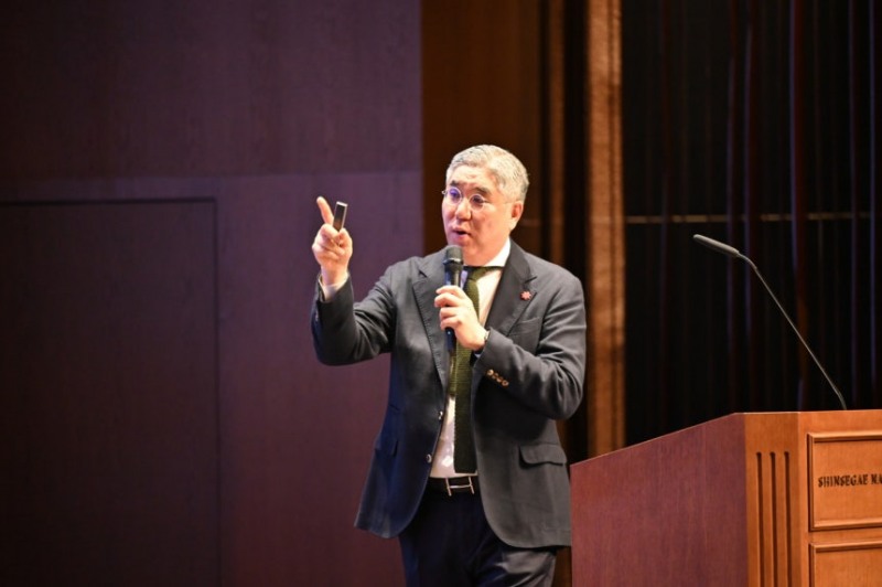 창립 30주년을 맞은 신세계인터내셔날이 조직 패러다임 전환을 통해 성과를 창출하겠다고 선언했다. 김덕주 신세계인터내셔날 대표가 임직원들에게 회사의 중장기 성장 비전을 발표하고 있다. /사진=신세계인터내셔날