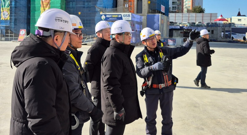 김현중 안전보건공단 이사장(왼쪽 4번째)이 27일 대전 동구 소재 성남동 1구역 재개발 정비사업 현장을 방문해 한파 대비 5대 기본수칙 준수 여부를 점검하고 있다./안전보건공단