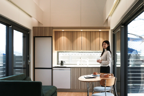 LG전자가 레저 및 관광 사업을 계획하고 있는 B2B 고객을 위해 전북 김제시 죽산면에 LG 스마트코티지를 상시 체험할 수 있는 공간 '죽산모락'을 열었다. 이 곳에서는 방문객이 스마트코티지를 숙소 삼아 휴식하며 김제평야의 ‘지평선 뷰’를 즐기는 한편, 양조·제빵 등 지역 상권과 연계된 다양한 문화도 체험할 수 있다.