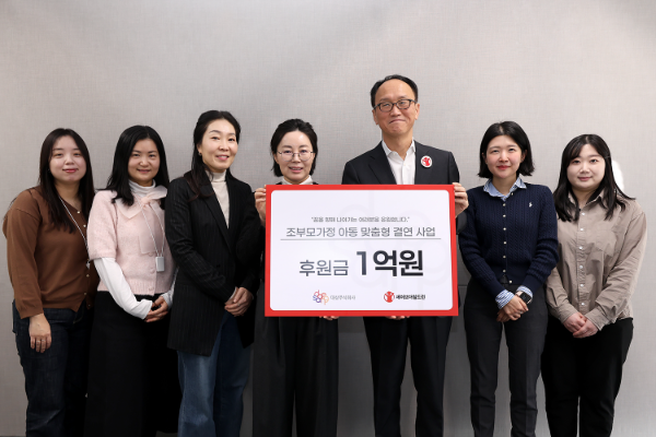 지난 27일 서울 종로구 대상 본사에서 열린 '조부모가정 아동 맞춤형 결연 사업' 후원금 전달식에서 김희권 세이브더칠드런 ESG 부문장(우측 세 번째), 김경숙 대상 ESG경영실장(우측 네 번째)이 관계자들과 기념사진을 촬영하고 있다.