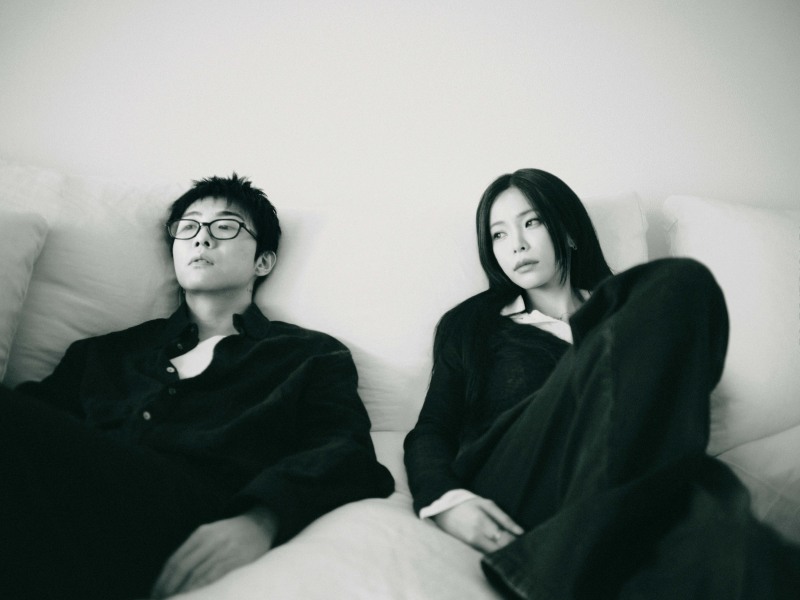 헤이즈X기리보이, 흑백 영화 연상케 하는 감각적 투 샷 눈길…티저 이미지 공개로 호기심 자극