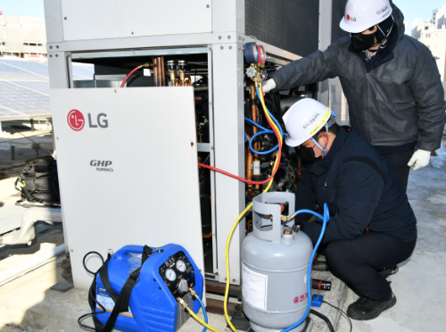 하이엠솔루텍 엔지니어가 LG시스템에어컨 서비스 현장에서 폐냉매를 회수하고 있다