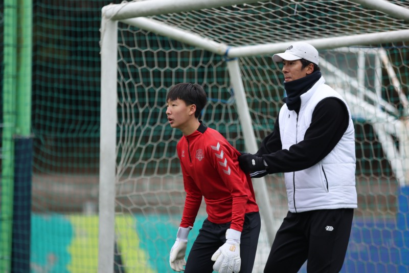 전 국가대표 이범영 골키퍼 코칭(사진=넥슨 제공).