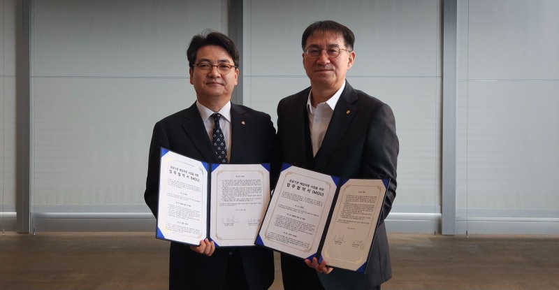 28일 서울 중구 대신파이낸스센터에서 박준철 MG신용정보 대표이사(왼쪽)와 김송규 대신자산신탁 대표이사(오른쪽)가 업무협약식을 개최하고 기념촬영을 하고 있다./MG신용정보