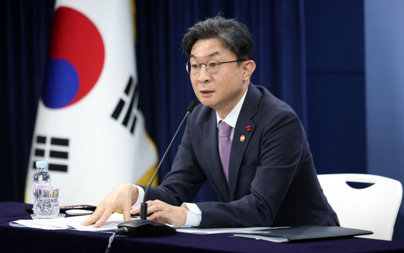 이억원 금융위원장이 28일 서울 종로구 정부서울청사에서 기자간담회를 열고 현안 질의응답을 하고 있다./뉴시스