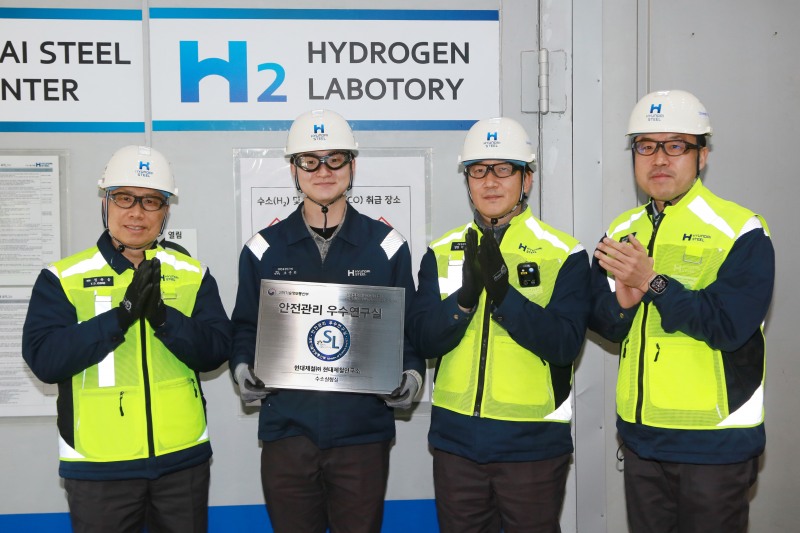 현대제철 당진제철소 연구소 임직원들이 안전관리 우수연구실 신규 인증 기념 촬영을 하고 있다. (왼쪽부터 현대제철 정유동 전무, 조준희 전임연구원, 이종협 팀장, 태순재 상무)/현대제철