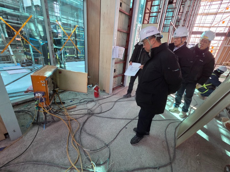 김종일 안전보건공단 울산지역본부장(맨 앞)이 28일 관내 방어동 청년희망주택 건립 공사 현장에서 겨울철 한랭질환 예방을 위한 ‘한파안전 5대 기본 수칙’ 이행 현장점검을 실시하고 있다./안전보건공단 울산지역본부