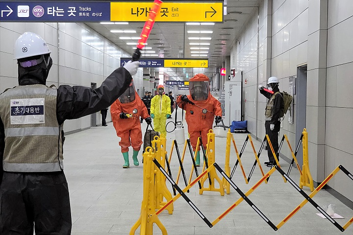 에스알(SR)은 28일 동탄역에서 경기도 119특수대응단과 합동으로 화생방 테러대응 훈련을 전개했다./에스알