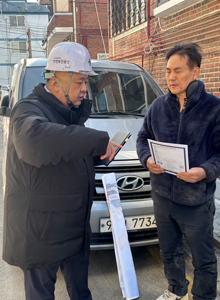 신수환 안전보건공단 서울동부지사장(왼쪽)이 28일 관내 강동구 일대 두호건설 도시형 생활주택 신축공사 등 소규모 건설현장에서 한랭질환 예방을 위한 현장점검을 실시하고 있다./안전보건공단 서울동부지사