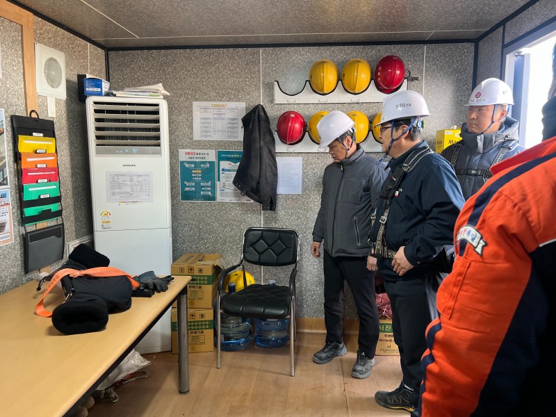 윤기한 안전보건공단 고양파주지사장(맨 왼쪽)이 28일 고양시 관내 건설현장을 방문해 콘크리트 양생작업 중 발생할 수 있는 질식재해를 예방하고, 한파에 대비한 근로자 건강보호조치 이행여부를 점검하는 현장경영 활동 실시하고 있다./안전보건공단 고양파주지사