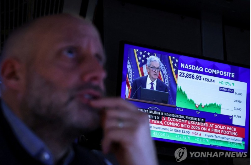 뉴욕증권거래소 트레이너가 28일(현지시간) 제롬 파월 美연준의장의 기자회견 내용을 듣고 있다. 사진=로이터통신, 연합뉴스