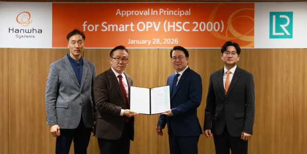 한화시스템은 지난 28일 세계 3대 선급 기관 중 하나인 영국 로이드선급(Lloyd’s Register)으로부터 국내 최초로 ‘스마트 다목적 전투함’을 대상으로 개념설계 인증(AIP·Approval in Principle)을 획득했다. (왼쪽부터 김남태 로이드선급아시아 해군 함정 기술본부장, 홍충식 로이드선급 극동아시아 전략기획 부사장, 유문기 한화시스템 해양사업부장, 정지훈 한화시스템 스마트배틀십 체계팀장)