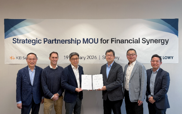 지난 19일(월), KB증권과 SC 로위 관계자들이 부동산•기업금융 투자 분야 전략적 업무협약을 체결한 후 기념 사진을 촬영하고 있다.