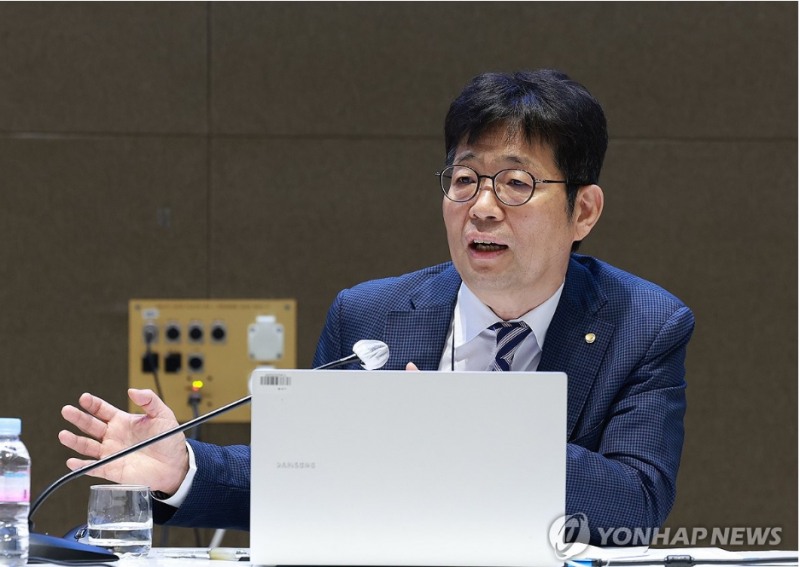 유상대 한국은행 부총재는 29일 미국 통화정책 불확실성이 지속될 것"이라고 말했다. 사진=한국은행, 연합뉴스