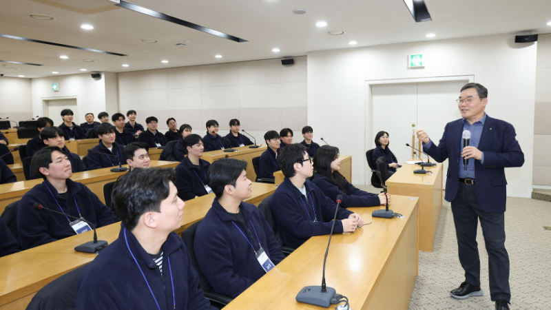 김보현 대표이사가 신입사원들과 격의 없는 대화를 나누고 있다./대우건설