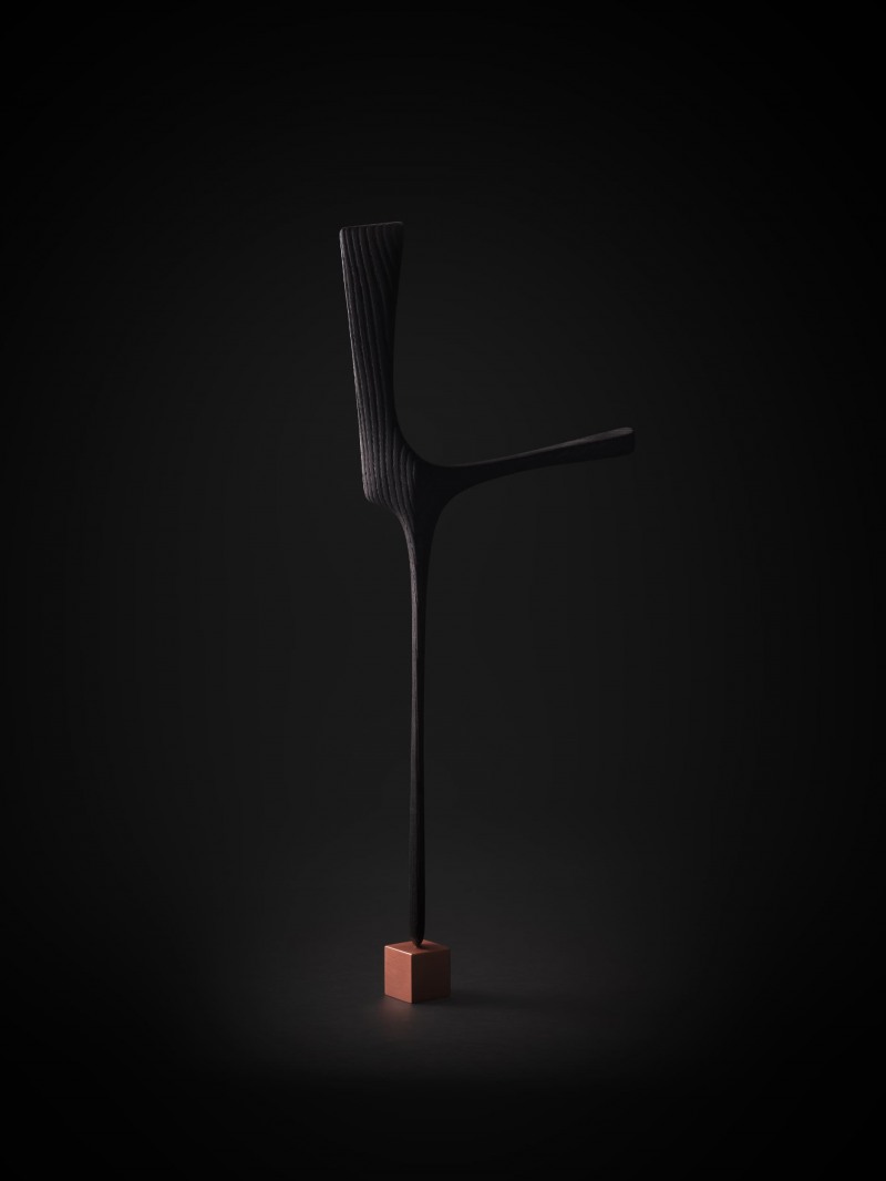 이형찬, 의식의 산물 - 매개, 물푸레나무, 적동, 22.5x4x(h)63.5 (cm), 2026, 사진제공: 솔루나 ⓒSoluna