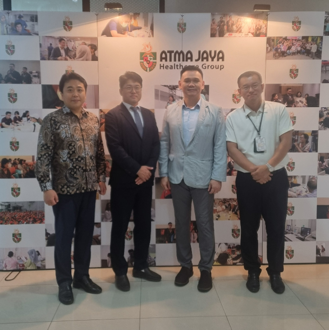 동국대학교 박성윤 교수((주)바디맵 대표)와 인도네시아 병원 관계자가 기념촬영을 하고 있다. (사진제공=동국대)