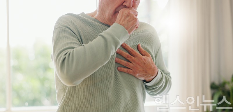 폐렴으로 인한 기침은 마른기침보다 가래가 동반되는 경우가 많고 기침이 깊고 잦게 이어지는 것이 특징이다. 흉부 통증이 함께 나타나기도 한다. (이미지제공=클립아트코리아)
