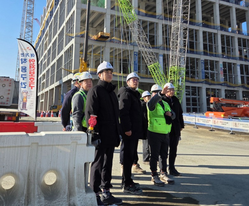 김인우 안전보건공단 경기광역본부장(가운데)이 지난 28일 용인 반도체 클러스터 건설현장을 방문해 현장경영을 실시하고 있다./안전보건공단 경기광역본부