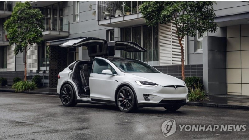 테슬라는 29일 인기차종인 모델 S와 모델 X의 생산을 2분기부터 중단한다고 밝혔다. 사진=모델 X SUV, 테슬라, 연합뉴스