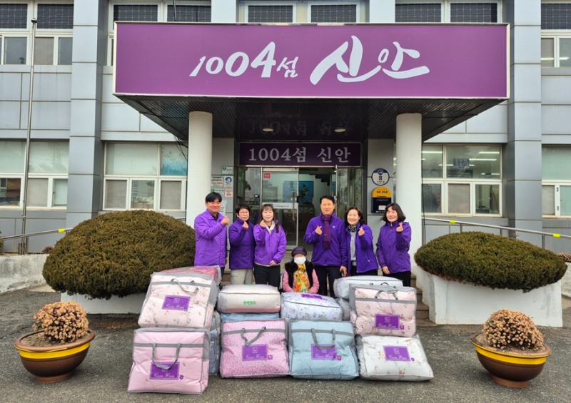 김금단 할머니가 자은면사무소 관계자와 이불 전달식을 진행했다. (사진제공=신안군)