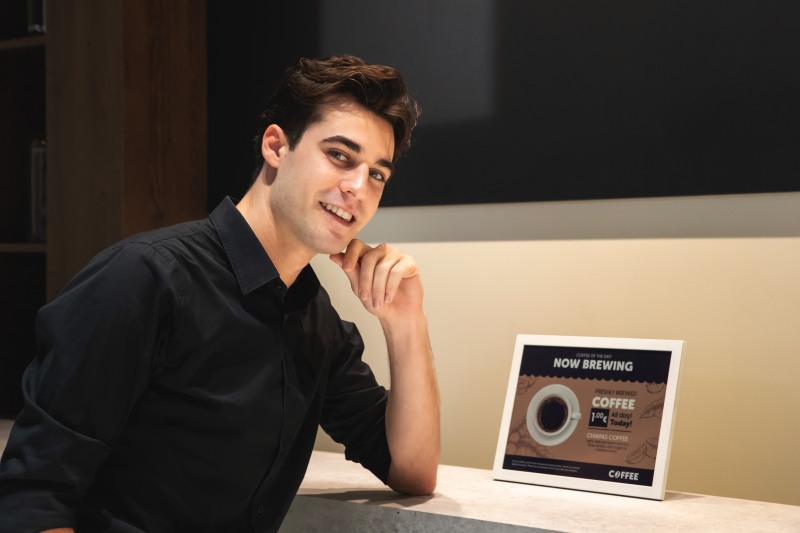 삼성전자 모델이 A4 종이 크기 수준의 13형 '삼성 컬러 이페이퍼'를 소개하고 있다./삼성전자