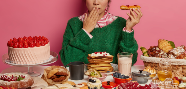 여성은 생리 기간이 가까워질수록 호르몬 변화로 인해 단 음식에 대한 욕구가 커질 수 있다. (이미지제공=클립아트코리아)