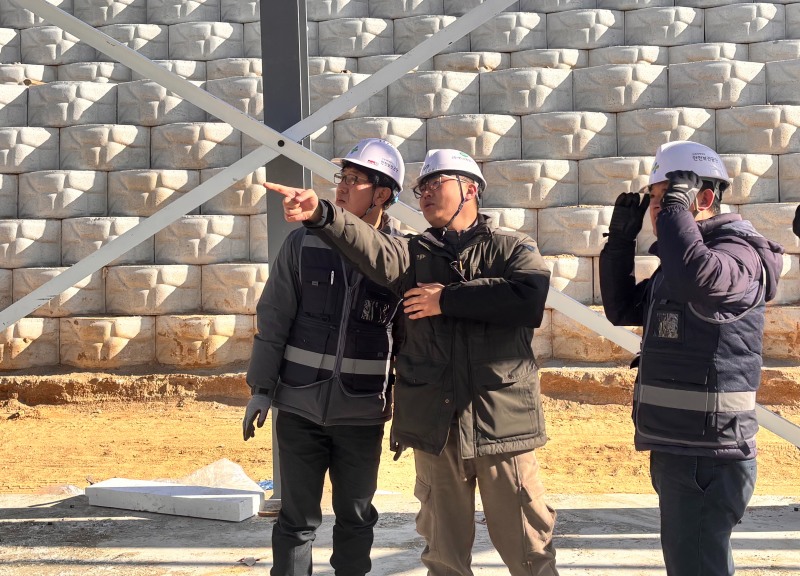 안전보건공단 충북북부지사(지사장 강철호)는 지난 28일 충북 음성군 중소규모 건설현장에서 동절기 건설현장의 한랭질환과 한파로 인한 추락재해 예방을 위한 캠페인과 현장점검을 실시했다./안전보건공단 충북북부지사