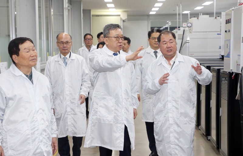 정상혁 신한은행장(앞줄 가운데)이 지난 1월 30일 경기도 화성시에 위치한 디와이피 화성 공장을 방문해 디와이피 홍순겸 회장(앞줄 왼쪽)과 디와이피 양준규 사장(앞줄 오른쪽)으로부터 설명을 듣고 있는 모습./신한은행