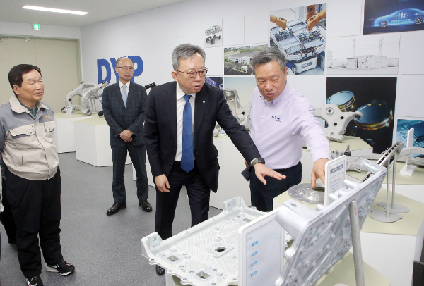 정상혁 신한은행장(앞줄 가운데)이 지난 1월 30일 경기도 화성시에 위치한 디와이피㈜ 화성 공장을 방문해 디와이피㈜ 홍순겸 회장(앞줄 왼쪽)과 장인환 부사장(앞줄 오른쪽)으로부터 설명을 듣고 있다.