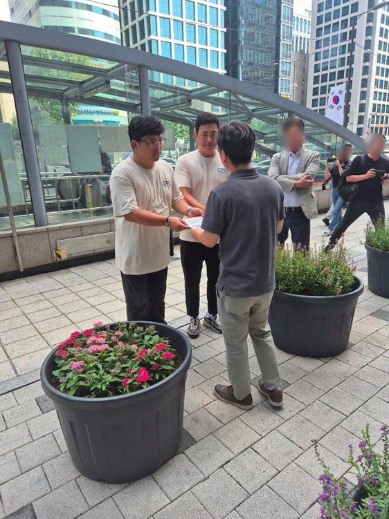 지난 2025년 8월 7일. 쿠팡 CLS의 본사 앞, CPA 주최의 퀵플렉스 택배기사 현실적인 방안 마련 촉구를 위한 시위 현장에서 현장의 택배기사들과 영업점 대표들과 소통하고 있는 제이케이글로벌 로지스틱스의 김기용 대표이사(왼쪽)와, 천우로지스틱스의 오장원 대표이사(오른쪽) / 사진=CPA 제공