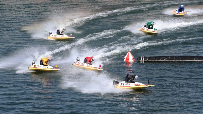 미사리경정장에서 선수들이 턴마크를 돌며 경합을 벌이고 있다.