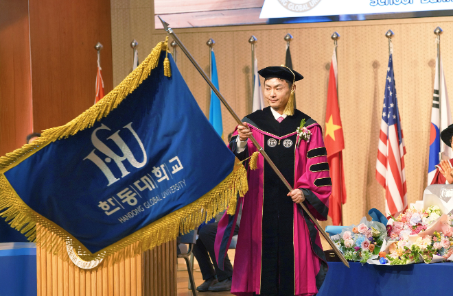 한동대 제8대 박성진 총장이 교기 이양 후 교기를 흔들고 있다. (사진제공=한동대)