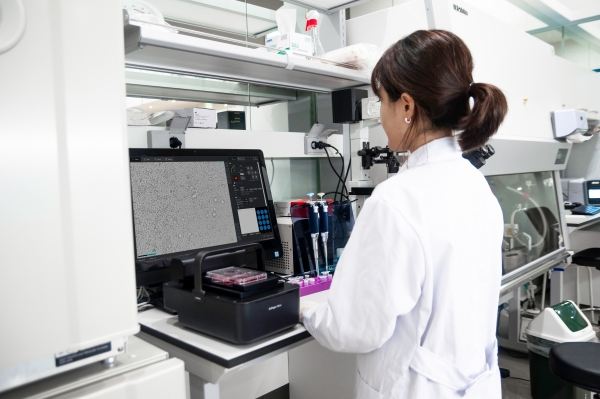 큐리오시스 연구진이 연구를 진행하고 있다. (사진=큐리오시스)