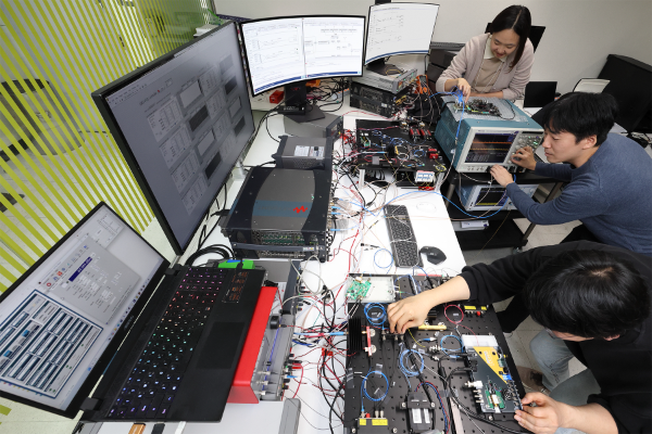 KT 직원들이 양자 암호키 분배 장비를 사용하는 모습